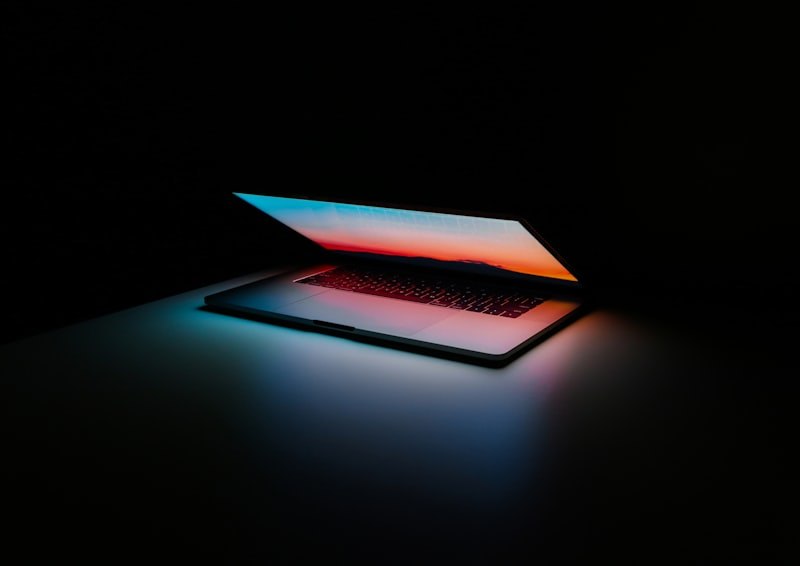 Écran allumé tard le soir pendant le développement d'un site